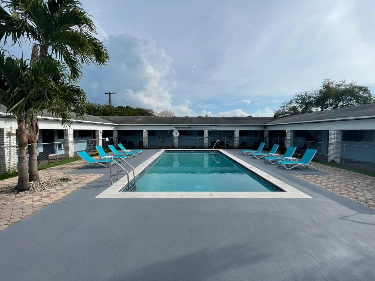 Hollywood Gardens Inn & Suites מראה חיצוני תמונה